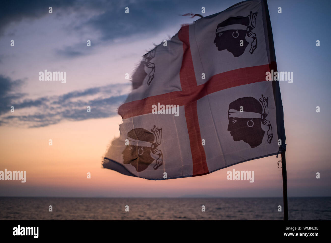 Bandera de Cerdeña (llamado la bandera de los Cuatro Moros) cerca del mar Mediterráneo en Lu Bagnu, provincia de Sassari, Cerdeña, Italia. Foto de stock