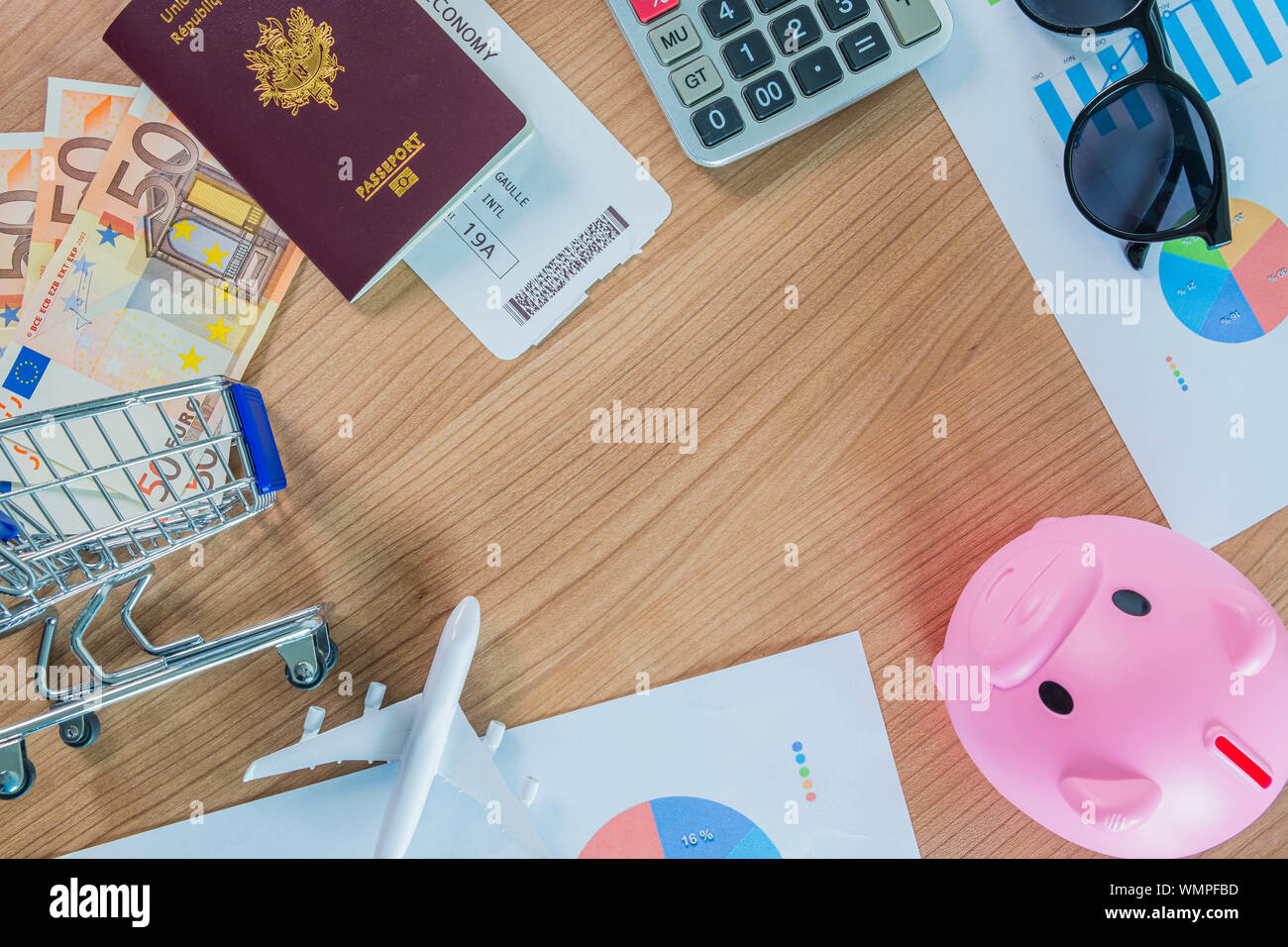 Cálculo economía vacaciones pasaporte equipo euro dólar plain Fotografía de  stock - Alamy
