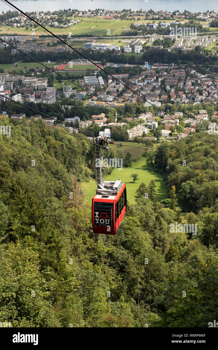 El teleférico de Luftseilbahn Adliswil-Felsenegg al sur de Zurich, Suiza. Foto de stock