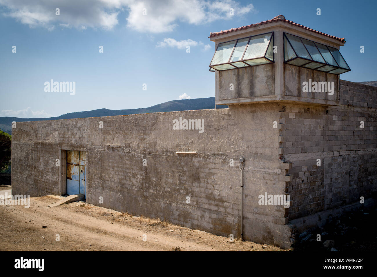 El búnker en la antigua prisión de Asinara. En la década de los setenta fue una prisión de máxima seguridad, los últimos años fue asignado principalmente a la detención de miembros de la mafia un Foto de stock