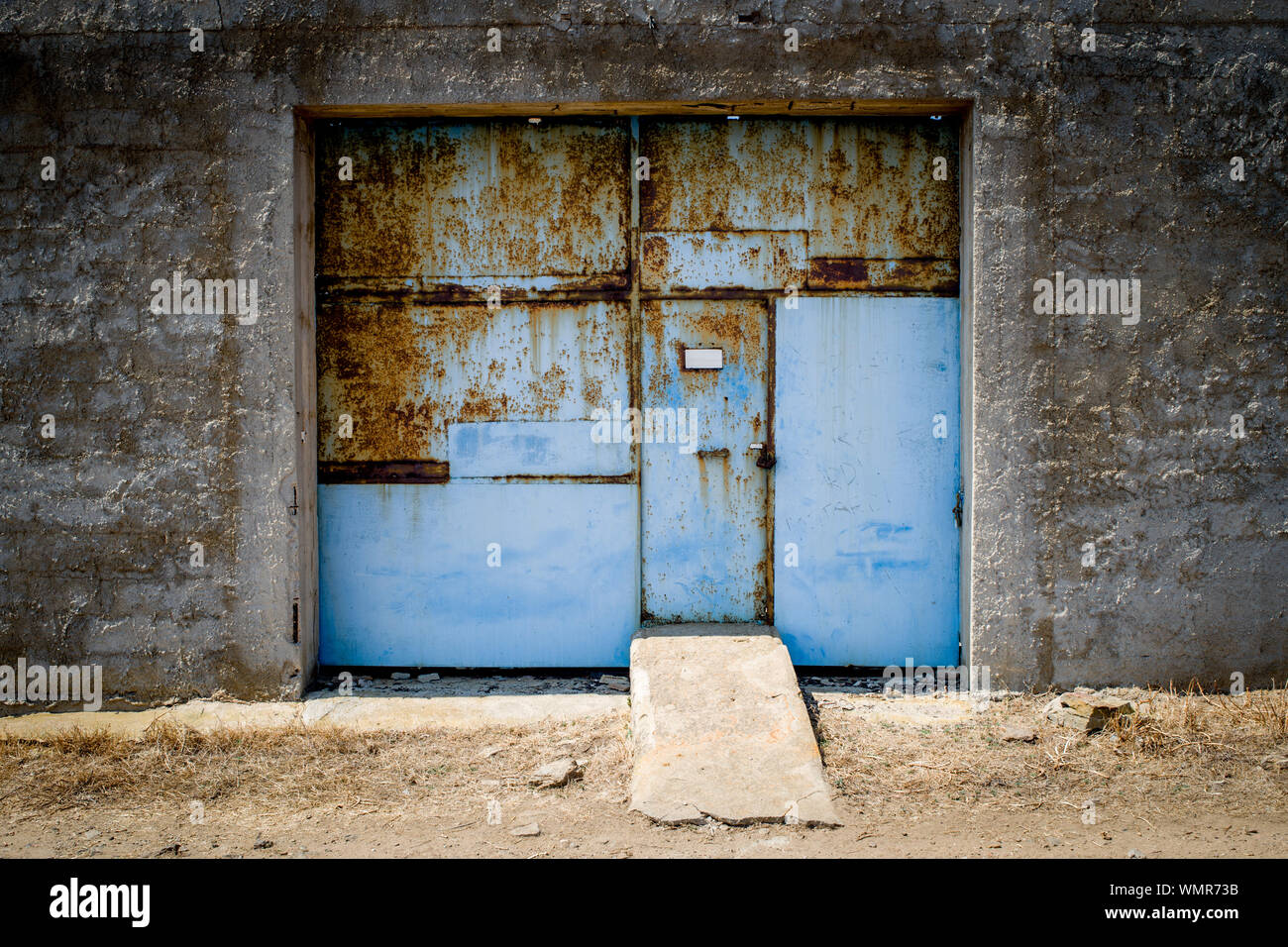 En la entrada de la puerta del búnker en la antigua prisión de Asinara. En la década de los setenta fue una prisión de máxima seguridad, los últimos años fue asignado principalmente a detenti Foto de stock
