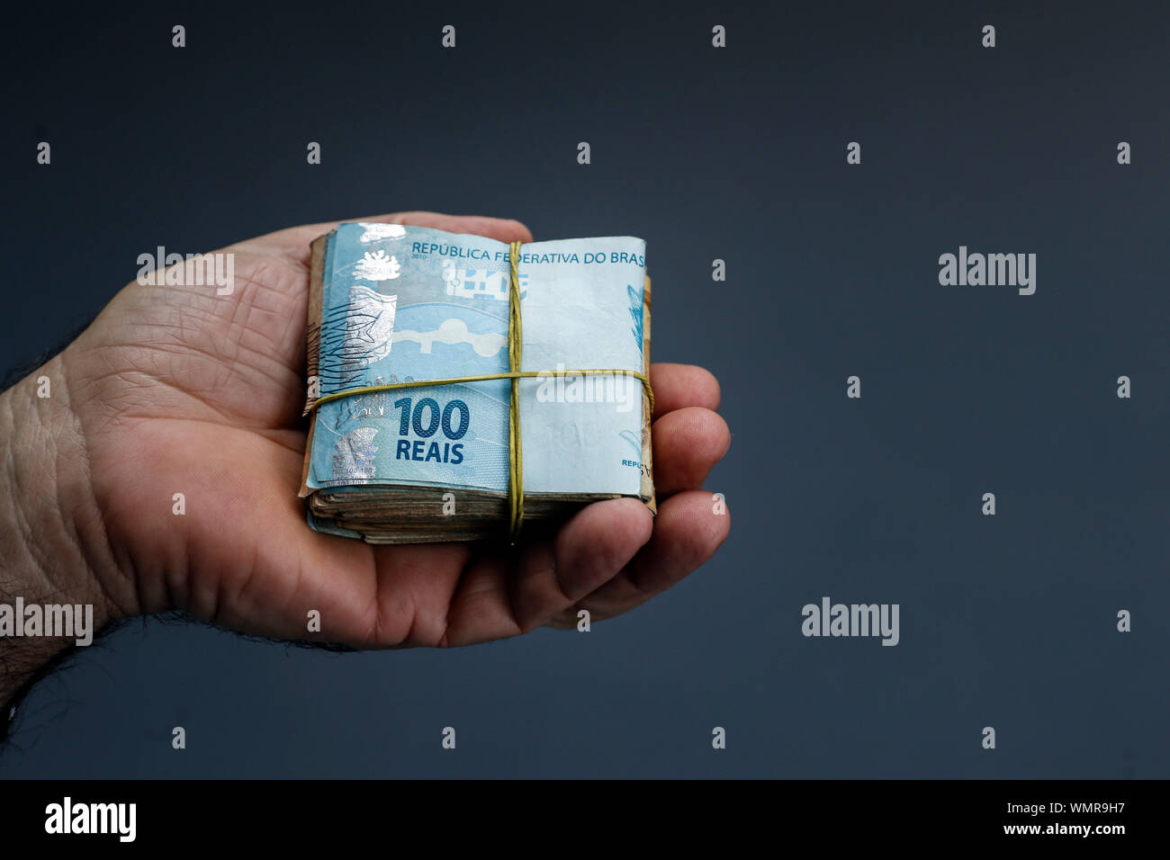 Manos sosteniendo real brasileño observa, dinero de Brasil, notas del Real, Brasil BRL, billetes de la moneda brasileña, la economía y la empresa. Foto de stock