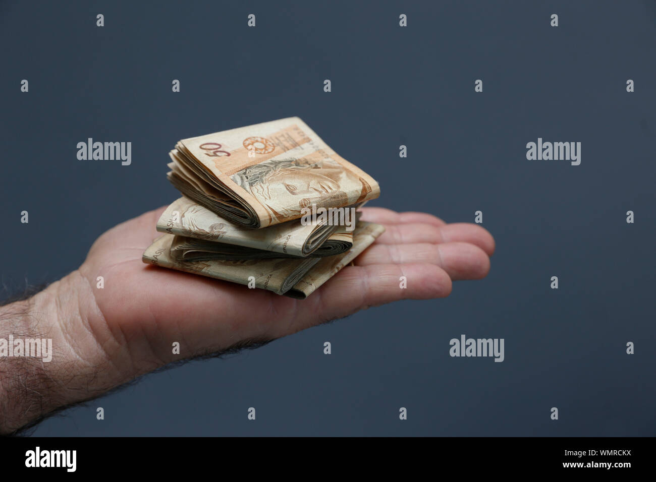 Manos sosteniendo real brasileño observa, dinero de Brasil, notas del Real, Brasil BRL, billetes de la moneda brasileña, la economía y la empresa. Foto de stock