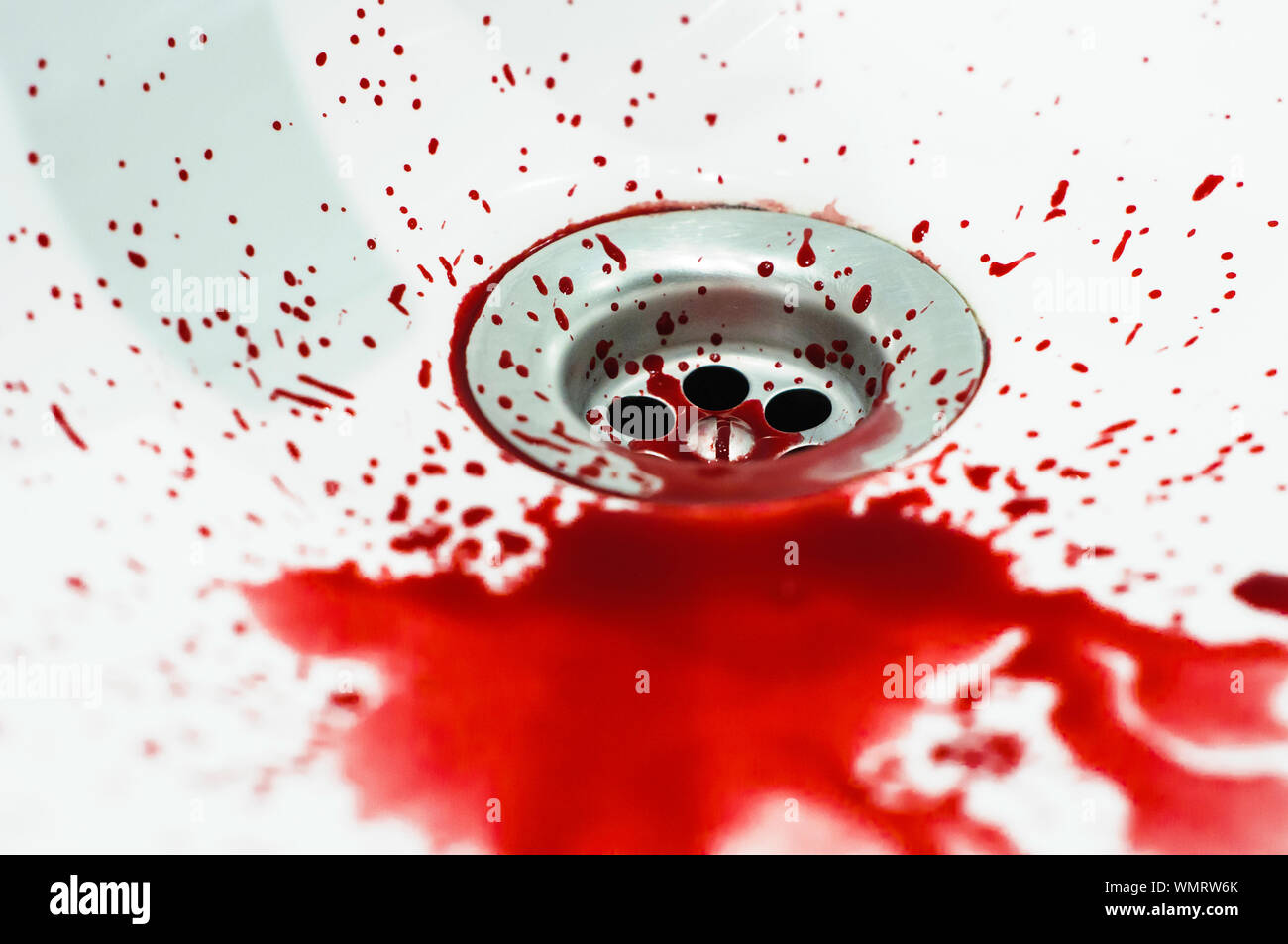 Un alto ángulo de visualización de sangre en el lavabo del baño Fotografía  de stock - Alamy