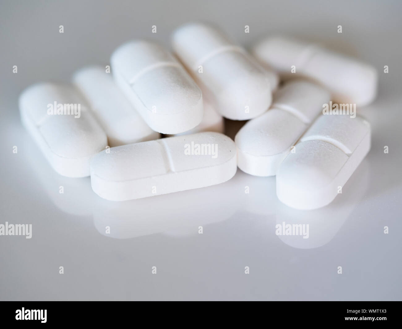 Cerca de medicamentos en la mesa Foto de stock