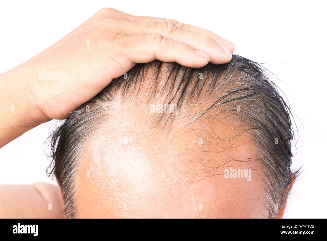 Imagen recortada del hombre con cabello gris contra el fondo blanco. Foto de stock
