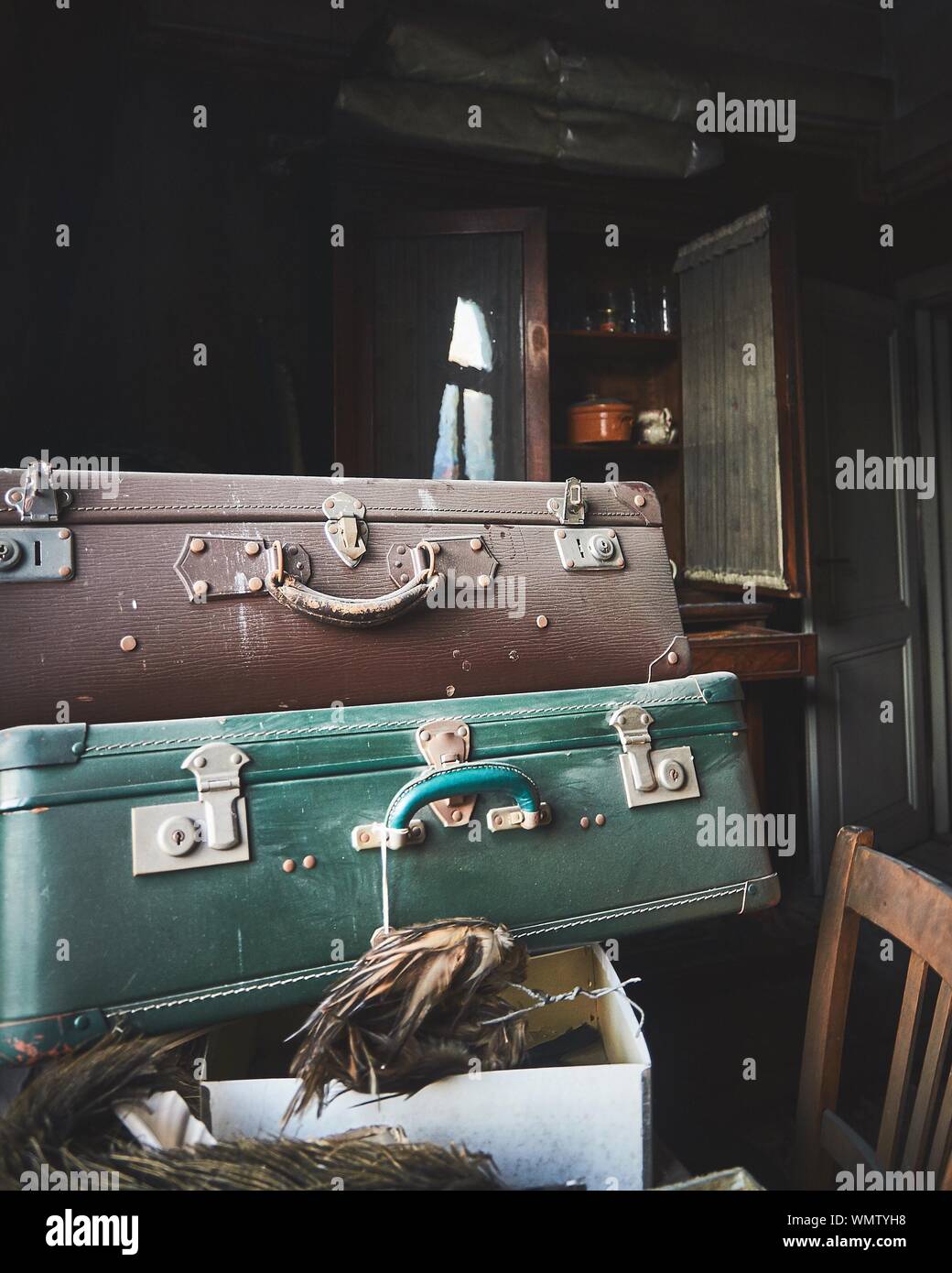 Pila de maletas en casa Fotografía de stock - Alamy