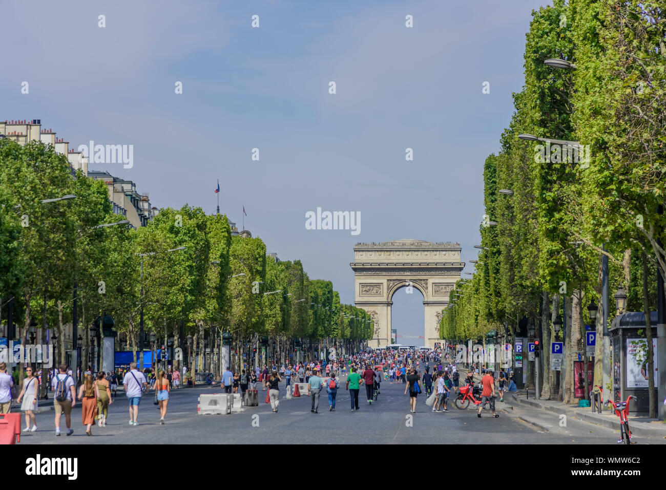 París, Campos Elíseos, jeden ersten Sonntag des Monats ist die Straße gesperrt für den Autoverkehr Foto de stock