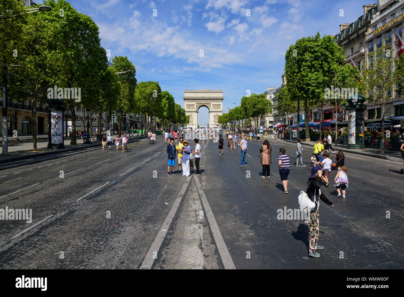 París, Campos Elíseos, jeden ersten Sonntag des Monats ist die Straße gesperrt für den Autoverkehr Foto de stock