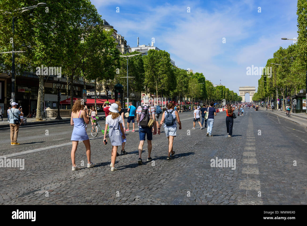 París, Campos Elíseos, jeden ersten Sonntag des Monats ist die Straße gesperrt für den Autoverkehr Foto de stock