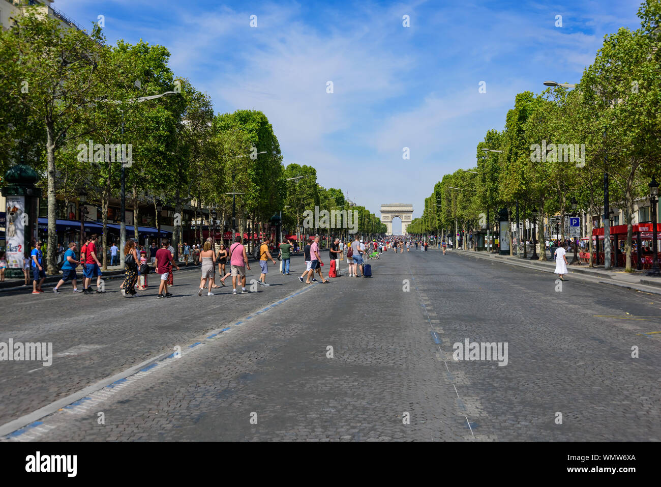 París, Campos Elíseos, jeden ersten Sonntag des Monats ist die Straße gesperrt für den Autoverkehr Foto de stock