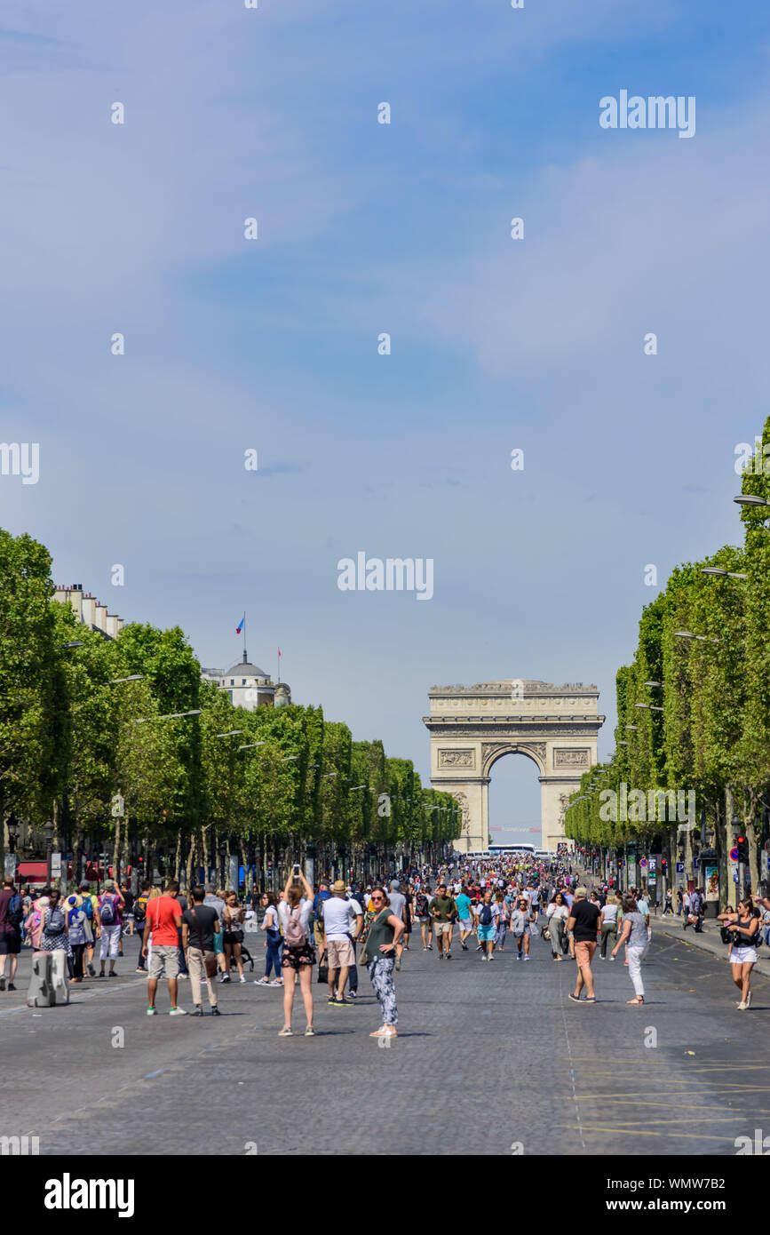 París, Campos Elíseos, jeden ersten Sonntag des Monats ist die Straße gesperrt für den Autoverkehr Foto de stock