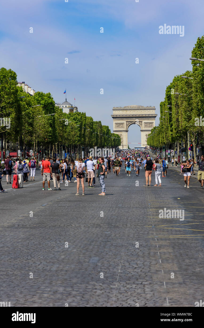 París, Campos Elíseos, jeden ersten Sonntag des Monats ist die Straße gesperrt für den Autoverkehr Foto de stock