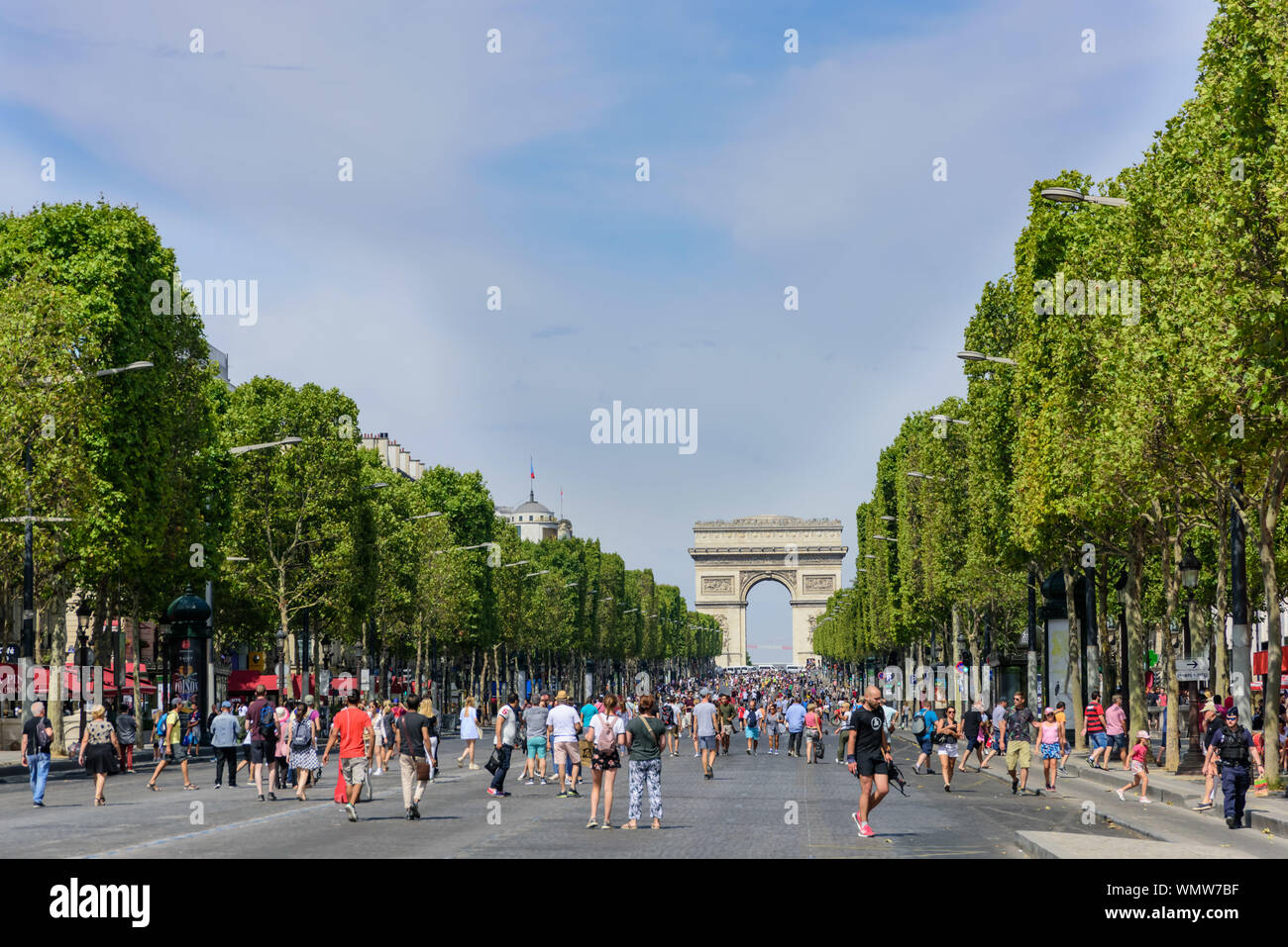 París, Campos Elíseos, jeden ersten Sonntag des Monats ist die Straße gesperrt für den Autoverkehr Foto de stock