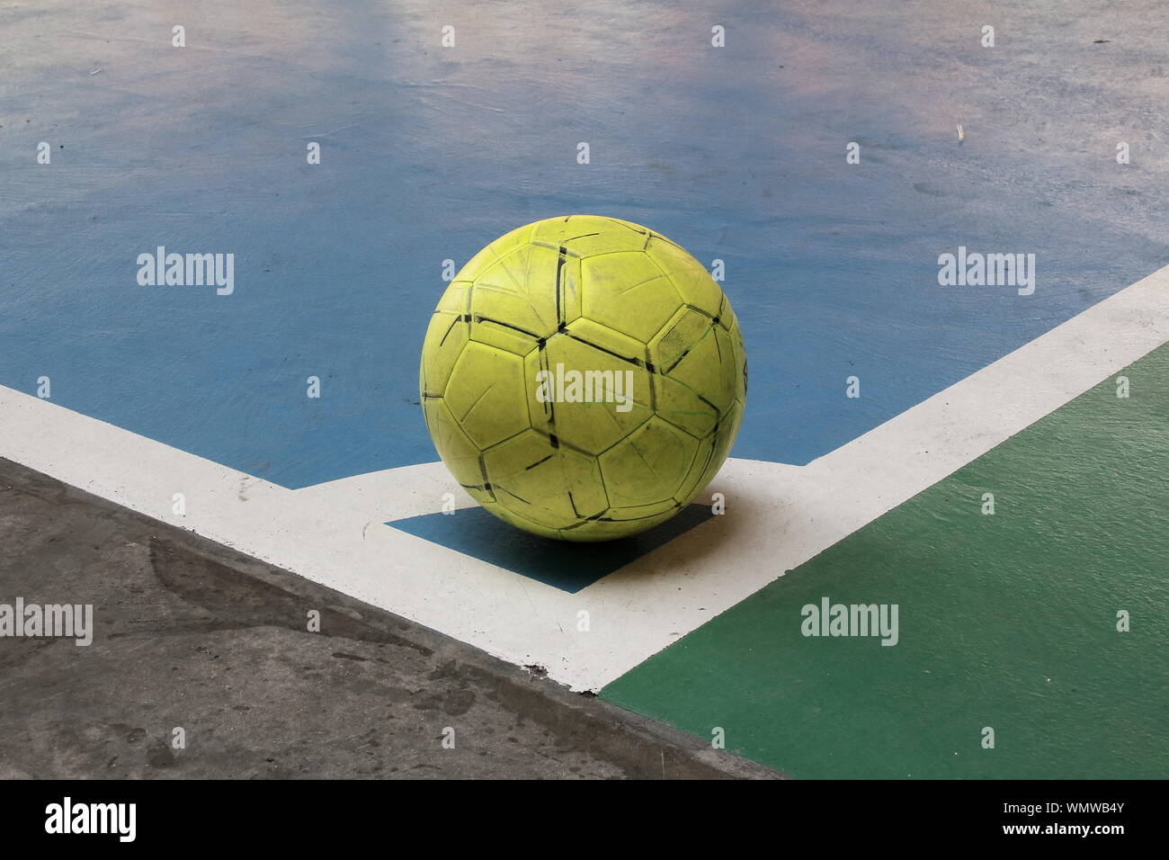 Un alto ángulo de visualización de la bola sobre la pista de deporte Foto de stock