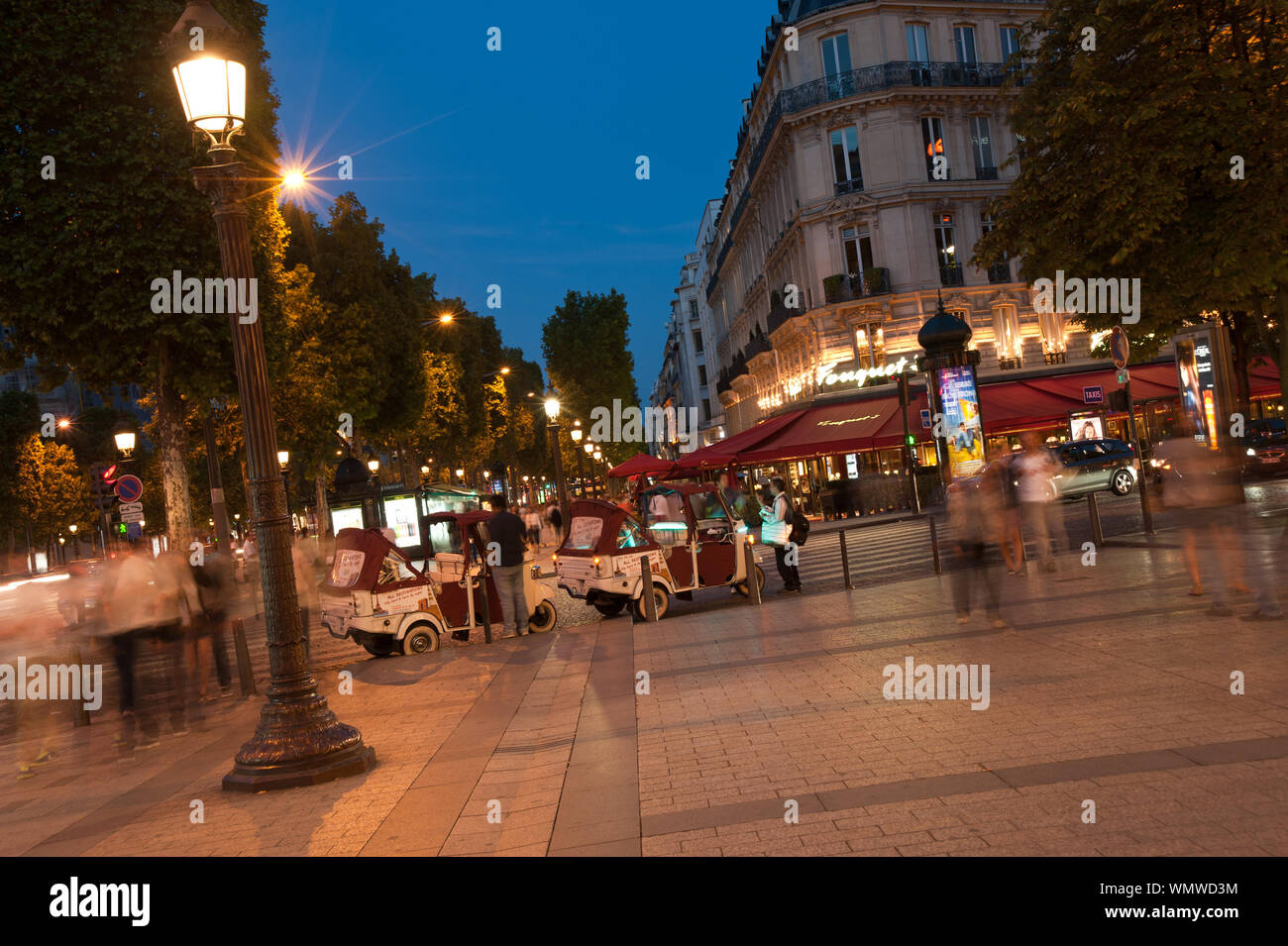 París, la Avenida de los Campos Elíseos, el restaurante Fouquet's Foto de stock