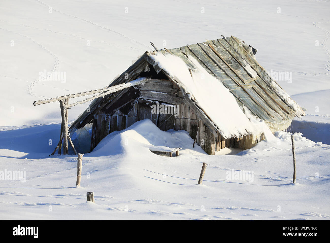 Estructura construida sobre el paisaje cubierto de nieve contra el cielo Foto de stock