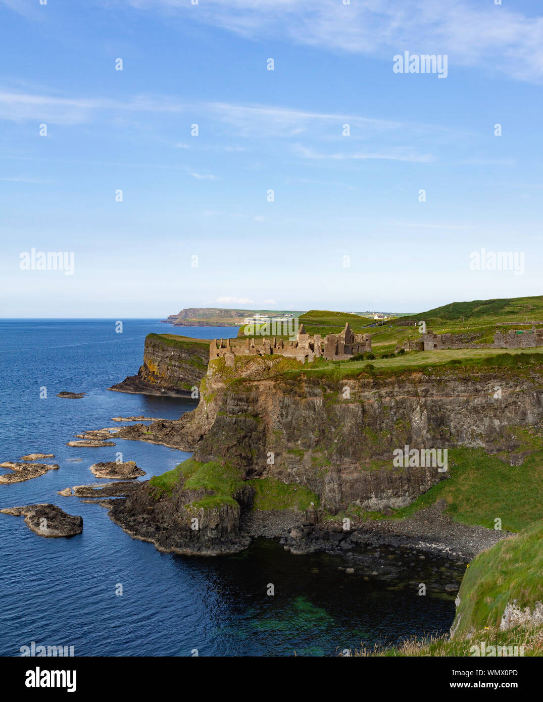 Desde el oeste, mirando al oriente en las ruinas del Castillo de Dunluce, situada en la costa atlántica de Irlanda del Norte. Foto de stock
