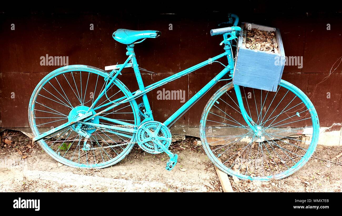 Vieja Bicicleta Azul Fotos e Imágenes de stock - Alamy
