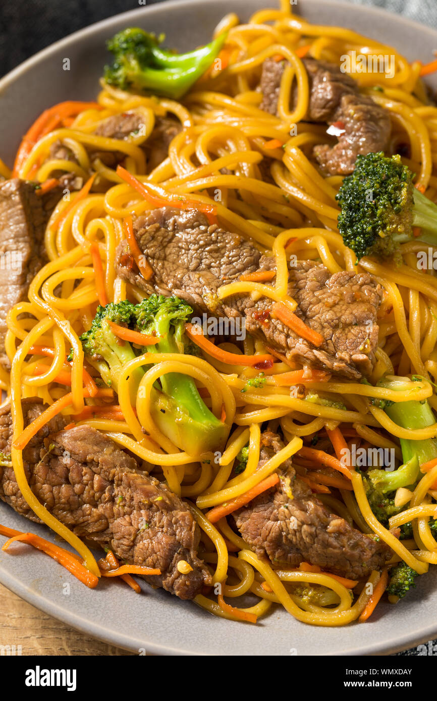 Carne casero lo Mein Noodles con zanahorias y brócoli Foto de stock
