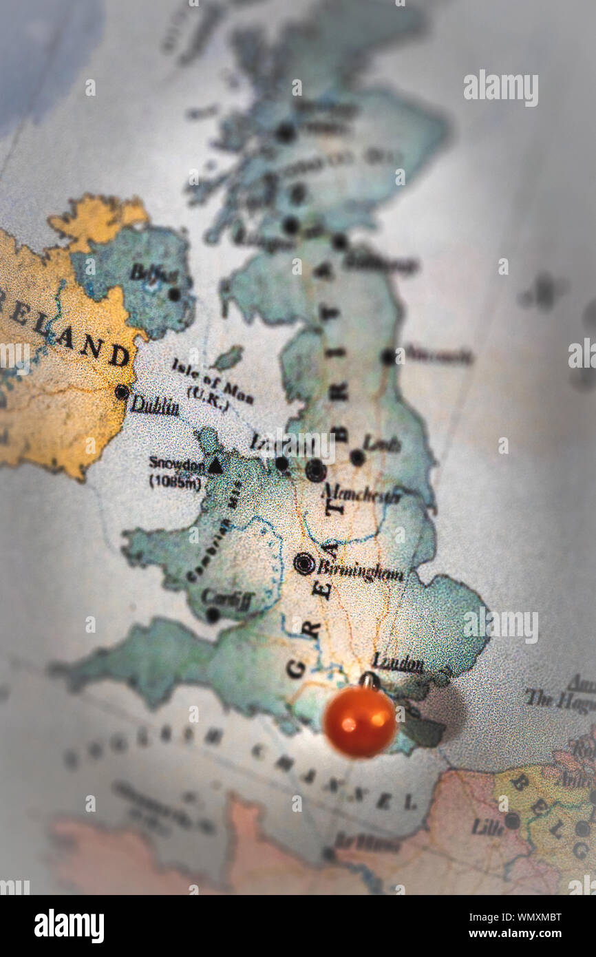 Un mapa de Gran Bretaña con un pin rojo marcando la capital Londres Foto de stock