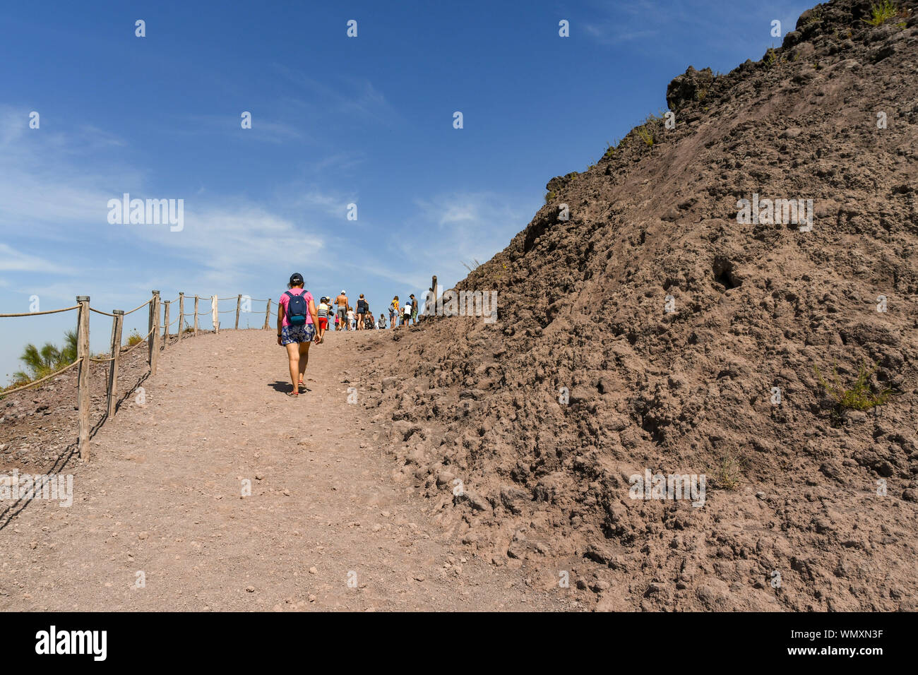 Nápoles, Italia - Agosto 2019: la gente caminando por el sendero al cráter del Monte Vesubio en las afueras de Nápoles. Foto de stock