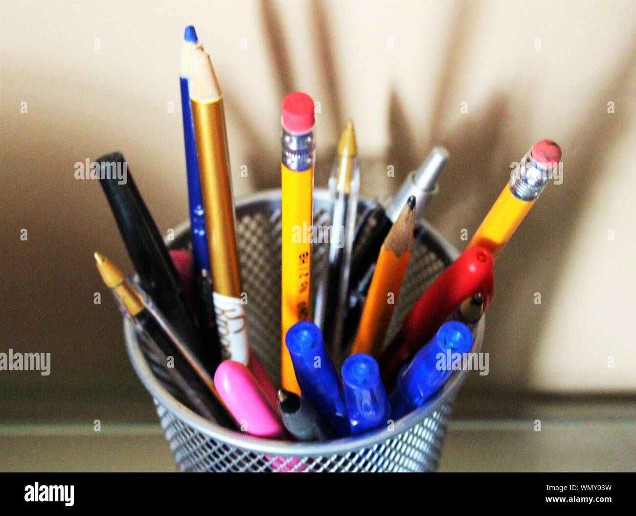 Close-up de lápices y plumas de pie contra la pared Fotografía de stock -  Alamy