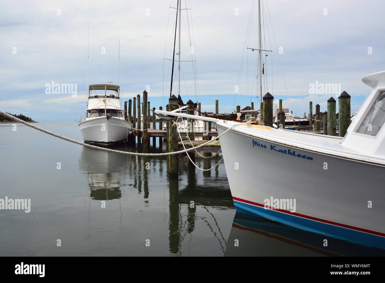 Los barcos están amarrados en el muelle en el Silver Lake Harbor, en la Isla Ocracoke Outer Banks de Carolina del Norte. Foto de stock