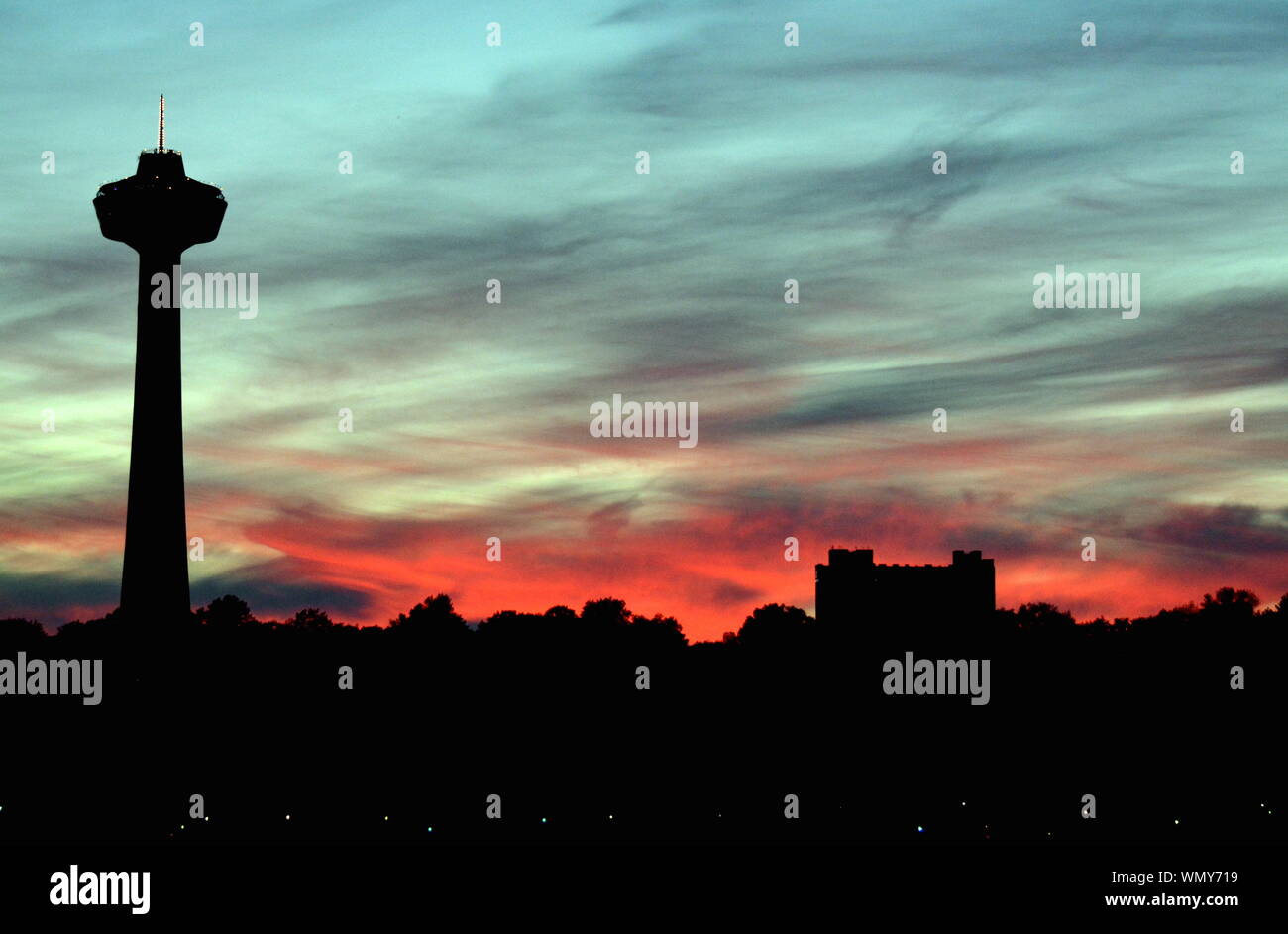 Skylon Tower silueta contra el cielo nublado durante la puesta de sol Foto de stock