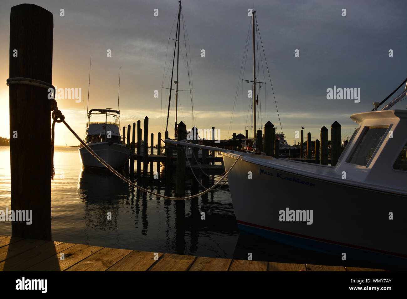Las puestas de sol sobre el puerto de Silver Lake en la Isla Ocracoke en el Outer Banks de Carolina del Norte. Foto de stock
