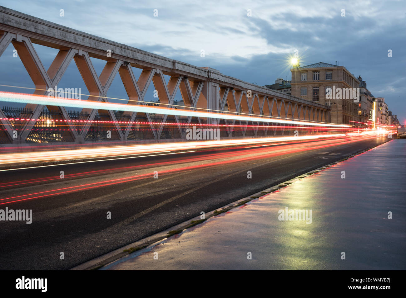 París, Rue La Fayette, Betonbrücke über Gare de l'est - Paris, Rue La Fayette, puente de hormigón sobre las vías de la estación Gare de l'Est Foto de stock
