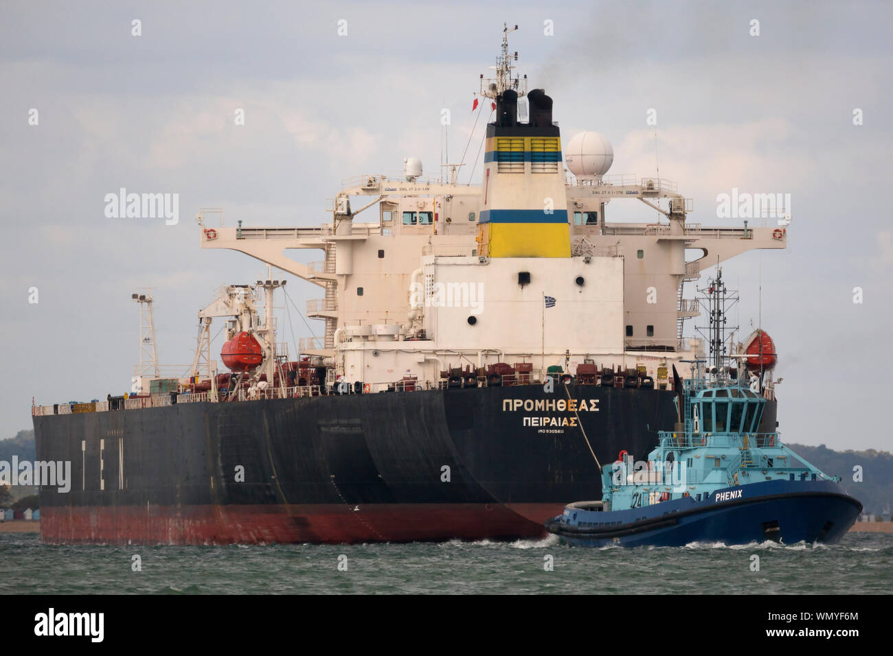 Petrolero,título,a,el aceite,Refinería de Fawley,Tug,soporte,remolque,Southampton,el Solent,Coes,en la Isla de Wight, Inglaterra,Reino Unido, Foto de stock