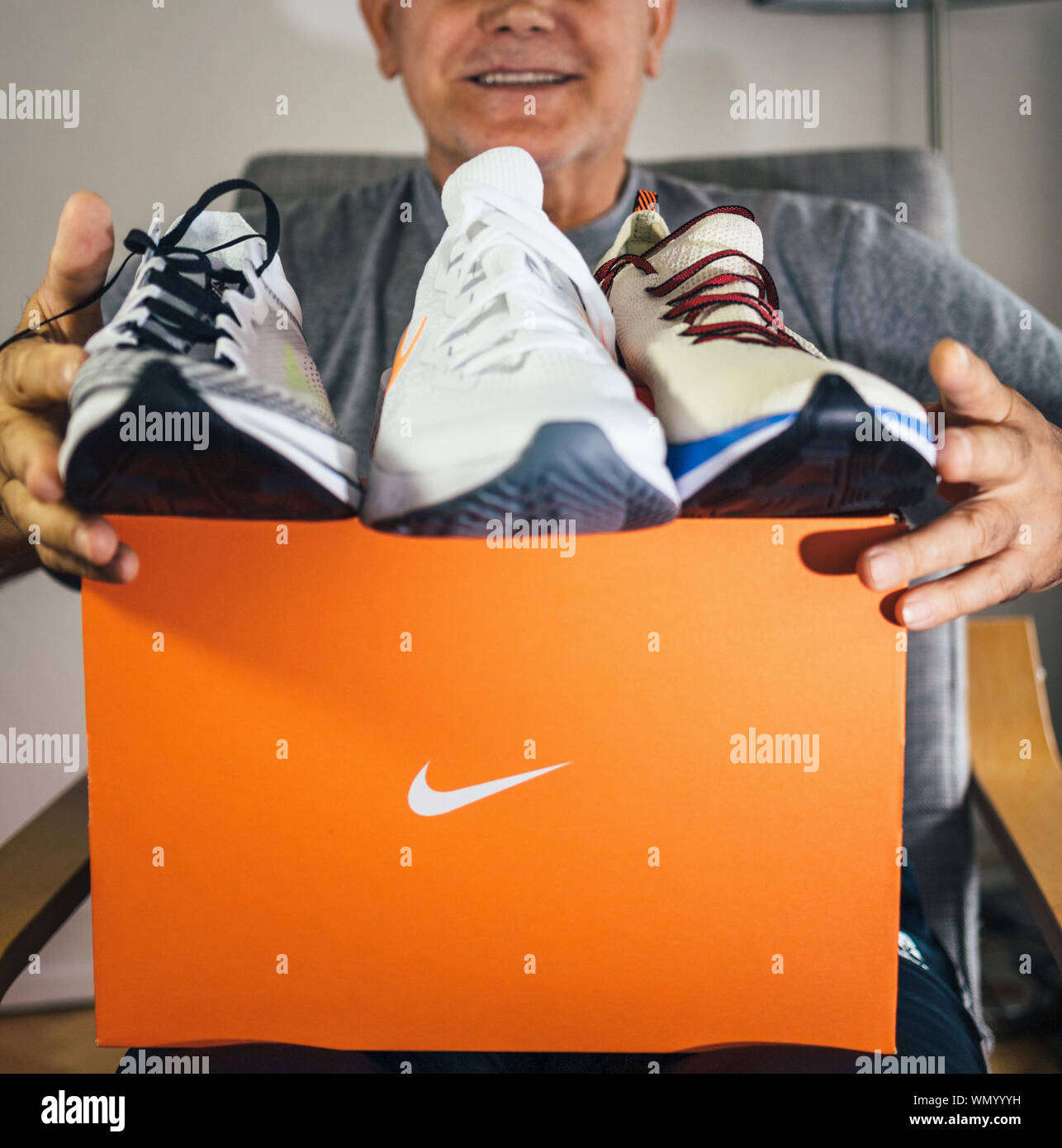 París, Francia - 22 de mayo de 2019: Feliz senior hombre unboxing  desempaquetado nuevos zapatos Nike Running tres diversos modelos Fotografía  de stock - Alamy