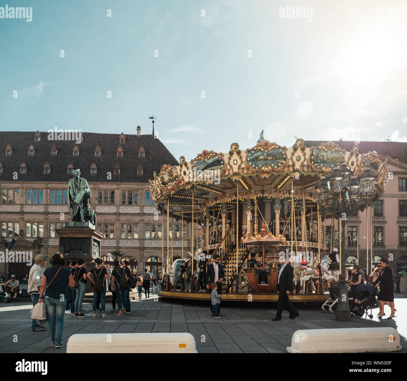Estrasburgo, Francia - Jul 8, 2019: la gente de peatones a los visitantes a disfrutar de la ciudad y tiovivo en lugar central Gutenberg Foto de stock