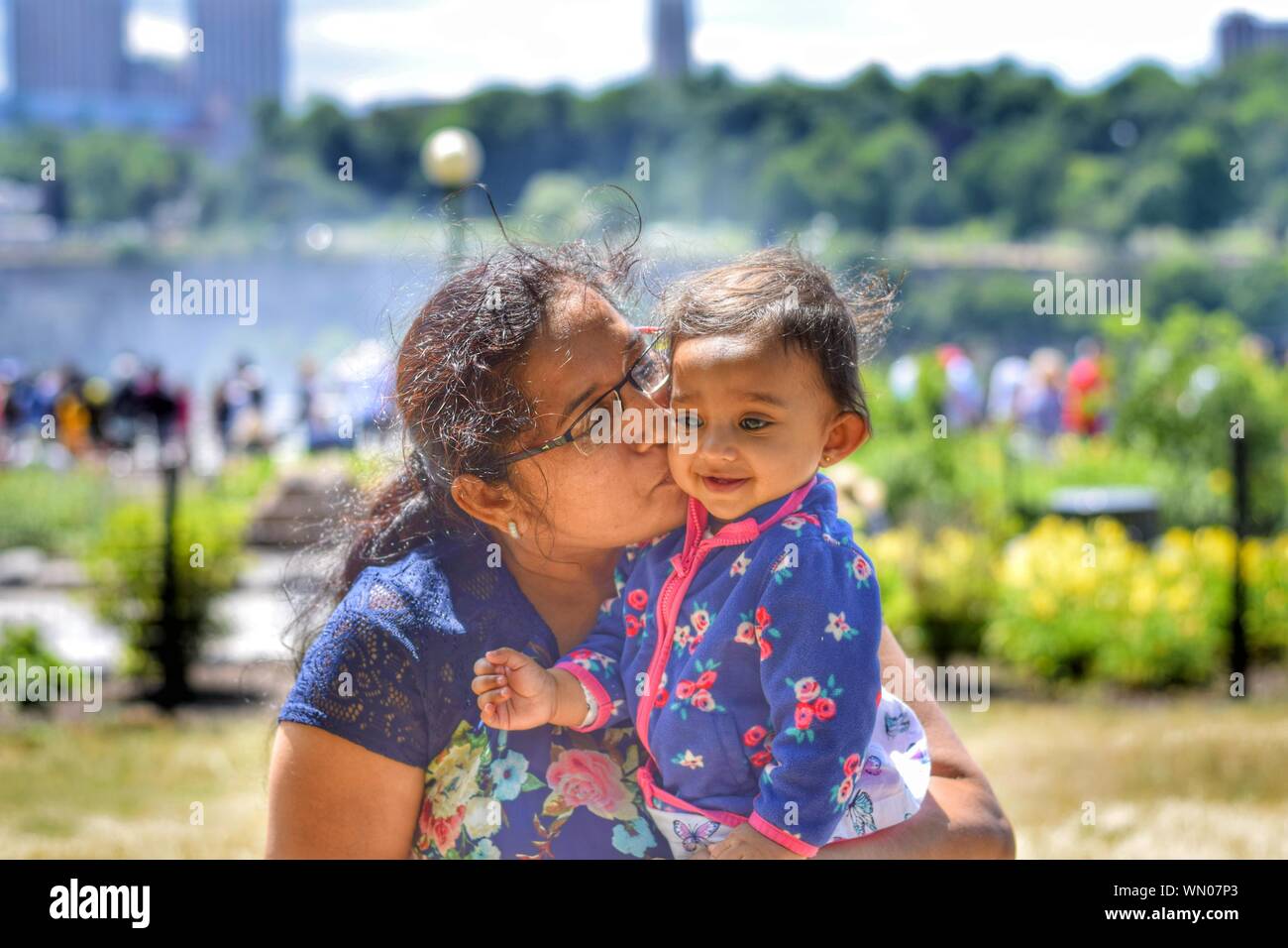 Mujer madura besos nieto Foto de stock