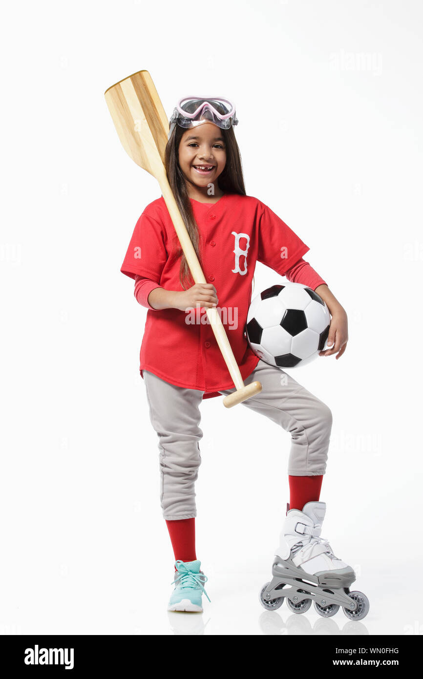Niña vestidos en uniforme de béisbol celebración equipamiento deportivo  Fotografía de stock - Alamy