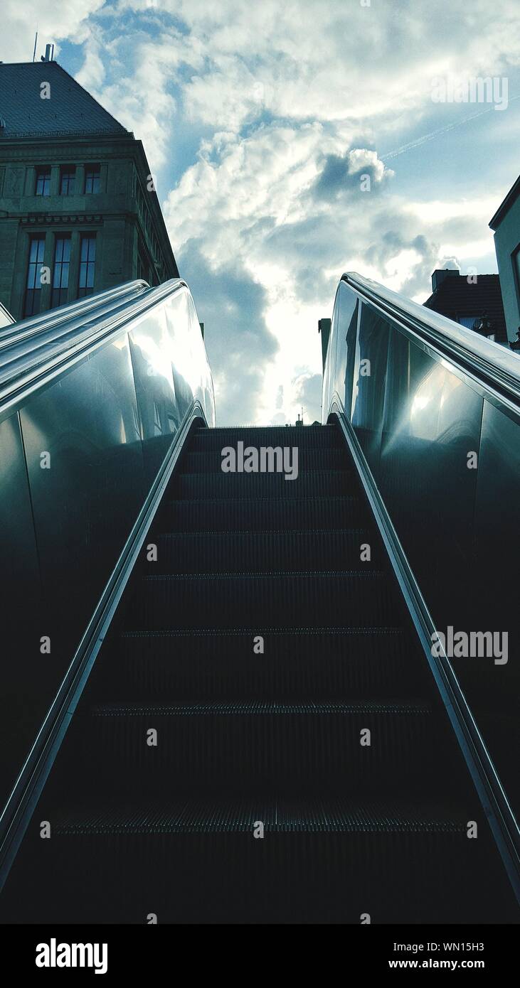 Ángulo de visión baja de la escalera de la ciudad contra el cielo Foto de stock