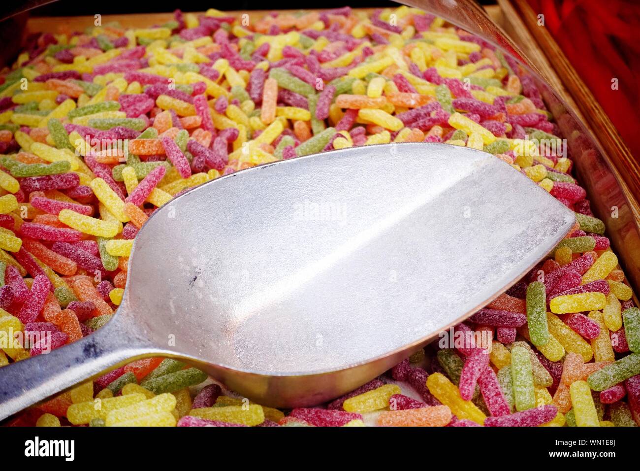 Espátula de caramelos de colores para la venta en el mercado Foto de stock