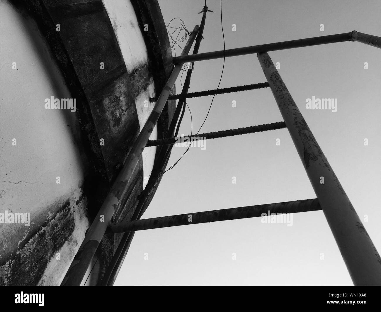 La escalerilla se inclina contra la torre de agua Foto de stock