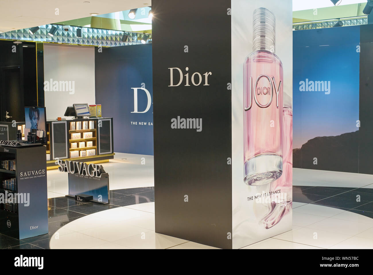 DUBAI, EMIRATOS ÁRABES UNIDOS CIRCA Enero, 2019 mercancías en la pantalla, en el aeropuerto