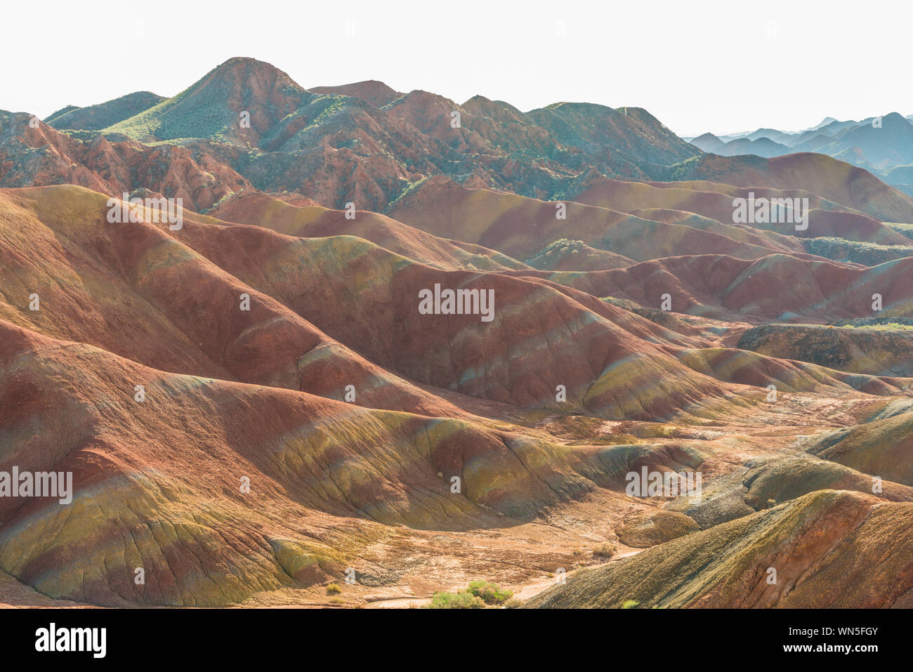 Vista panorámica de montañas coloridas en Zhangye Geoparque nacional Foto de stock