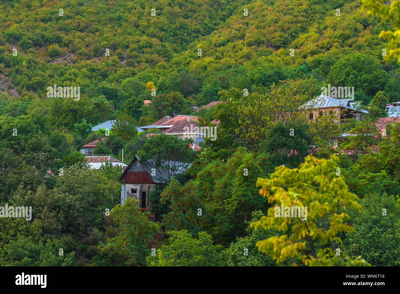 Casas residenciales en las laderas de las montañas verdes Foto de stock