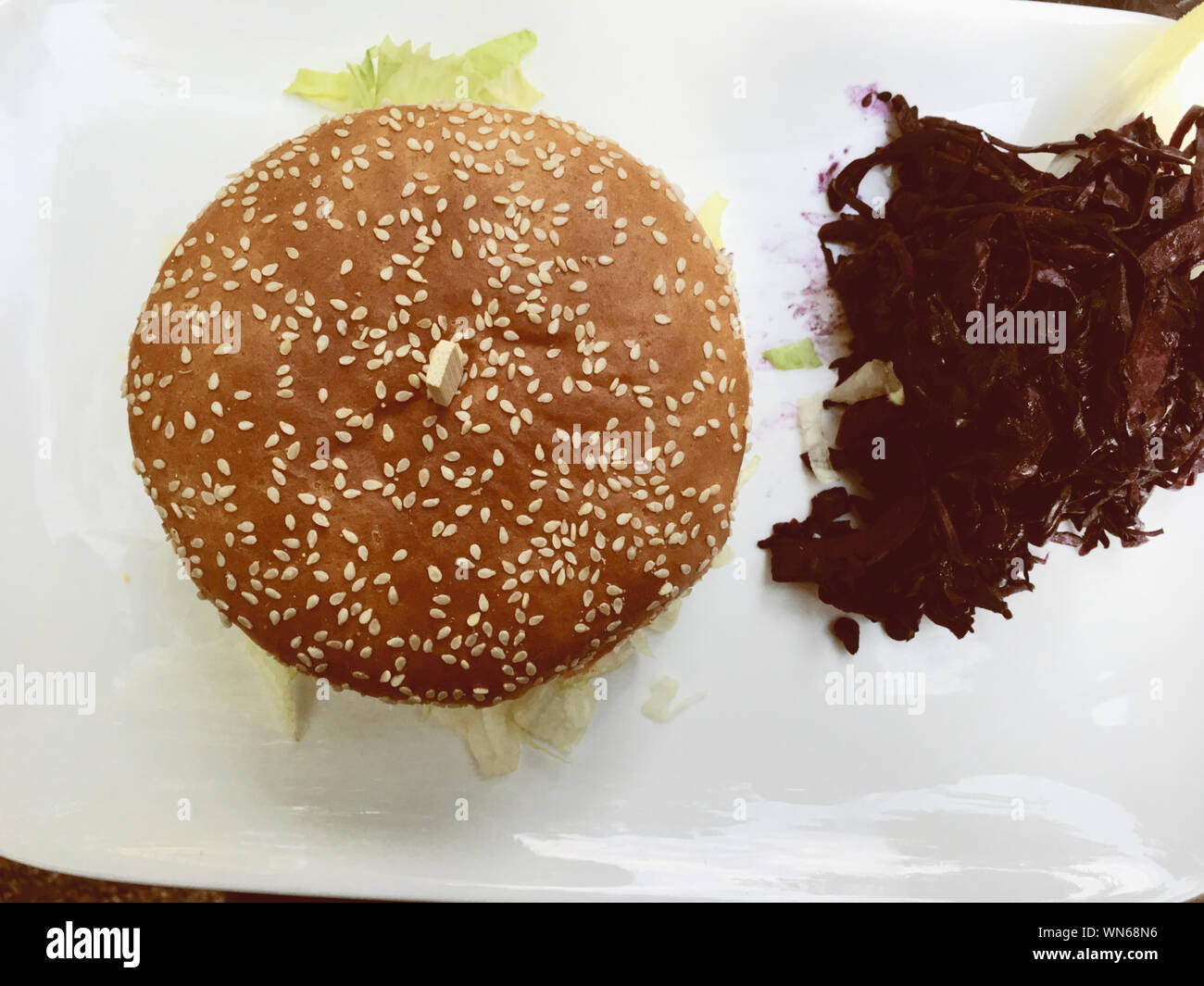 Directamente encima de tiro de hamburguesa con Coleslaw en placa Foto de stock