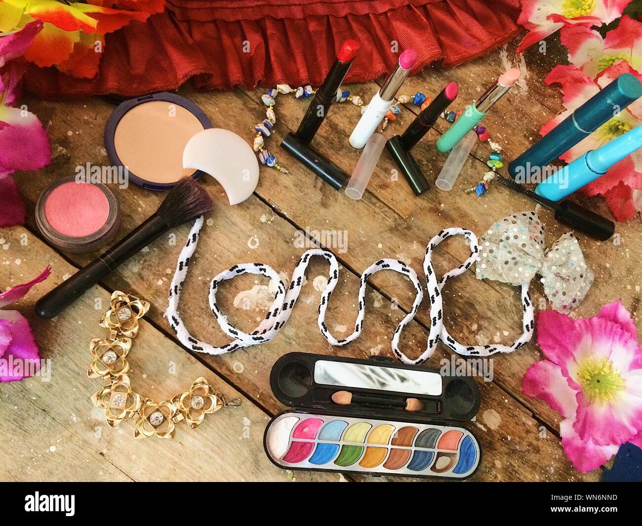 Un alto ángulo de visualización de productos de belleza en la tabla Foto de stock