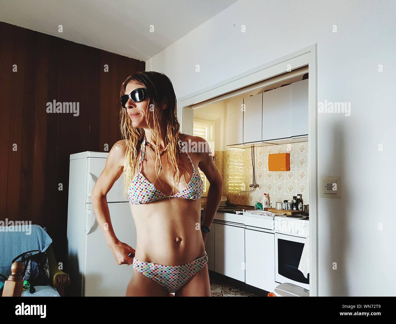 Mujer madura, vistiendo Bikini en casa Fotografía de stock - Alamy