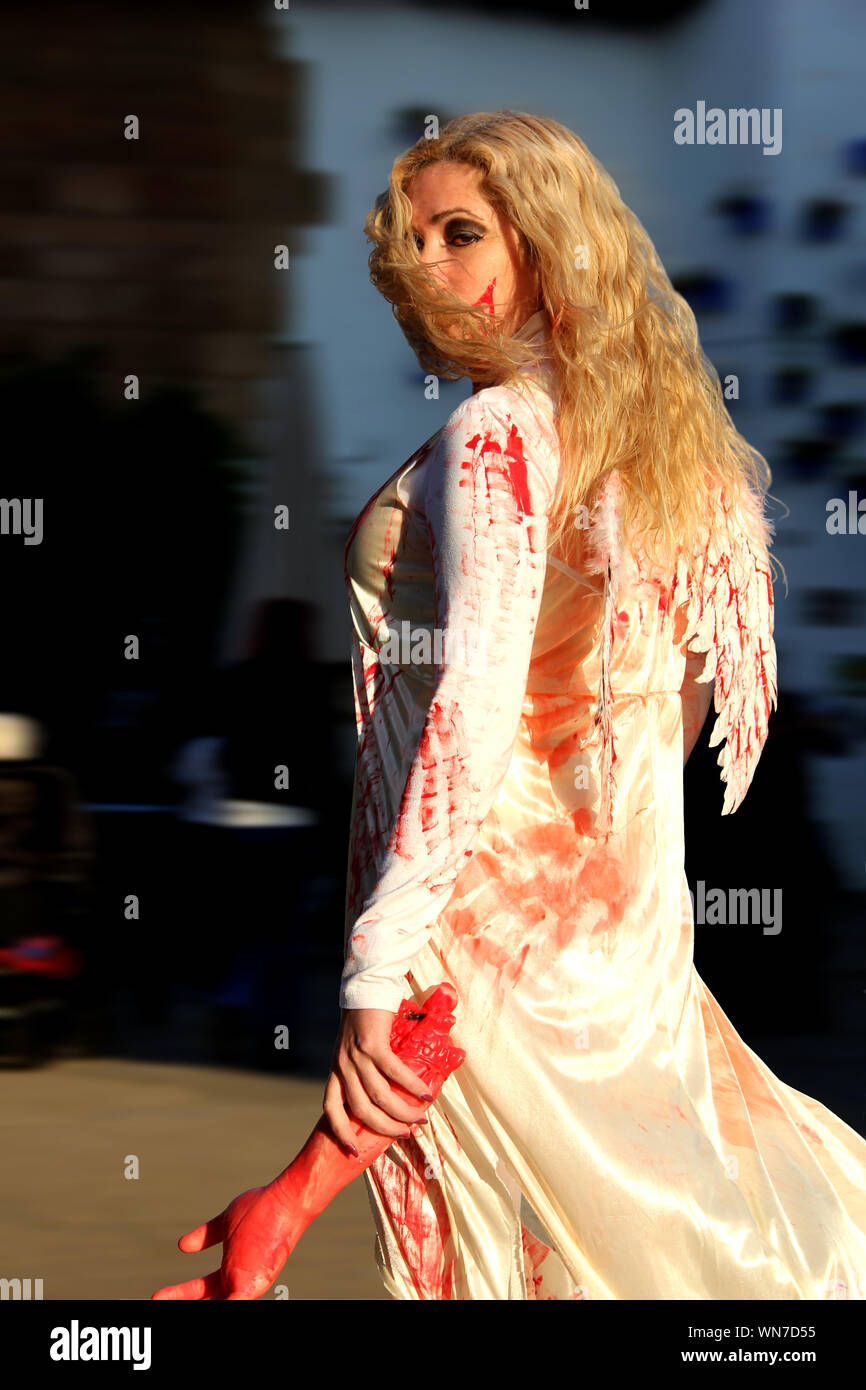 Retrato de mujer vistiendo disfraces de Halloween Fotografía de stock -  Alamy