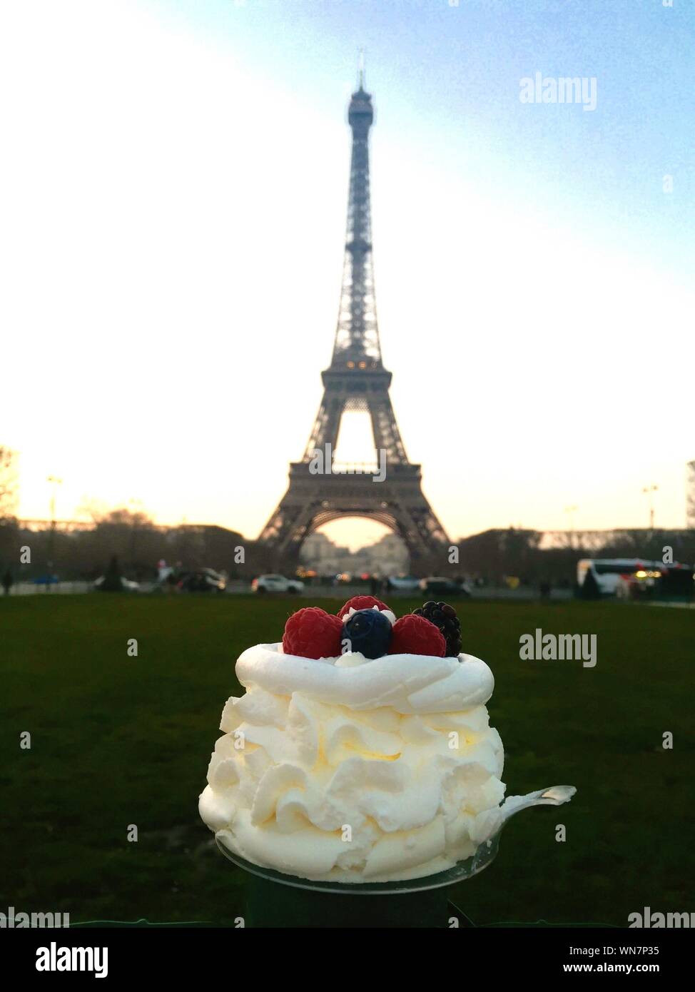 Pavlova Torta contra la Torre Eiffel durante la puesta de sol Fotografía de  stock - Alamy