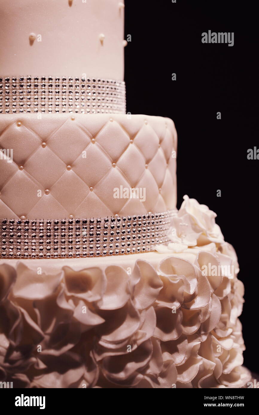 Close-up de pastel de boda blanca contra el fondo negro Fotografía de stock  - Alamy