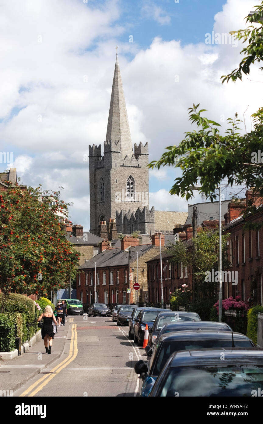 Mirando hacia la catedral de San Patricio de Nueva fila South, Dublín, Irlanda Foto de stock