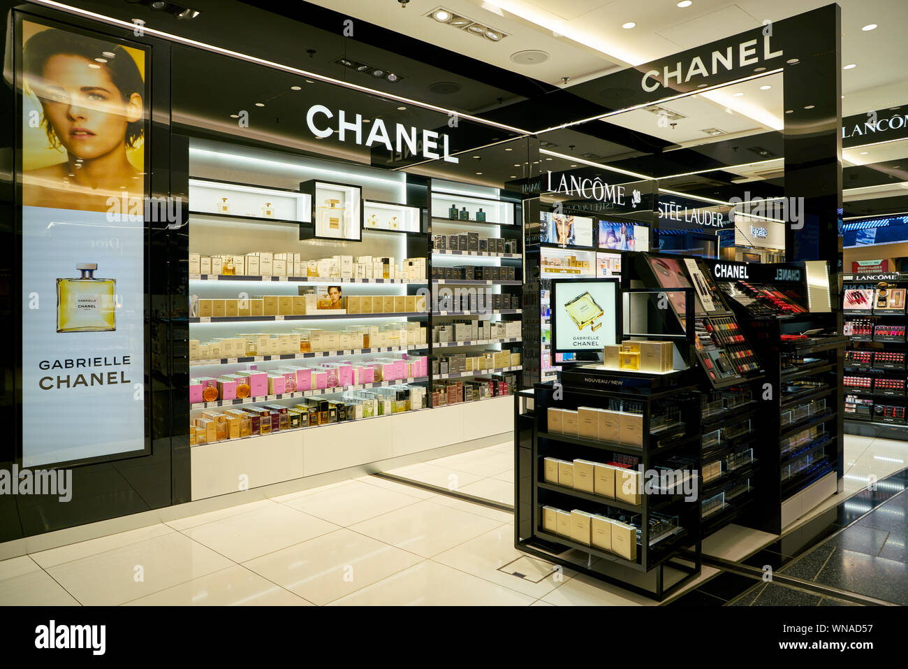 Chanel cosmetics duty free shop fotografías e imágenes de alta resolución -  Alamy